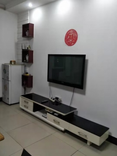 桂鶴小區(qū)三室一廳一衛(wèi)一廚,家具齊全，拎包入住